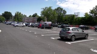 Mamaia, părăsită după ce turiştii au fost puşi în faţa unei alegeri "grele": dau 100 de lei pe zi pe parcare sau îşi iau mâncare şi cazare