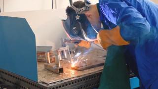 Soluţia prin care tinerii fără BAC pot obţine un job garantat. Salariile pleacă de la 1.000 de euro în străinătate