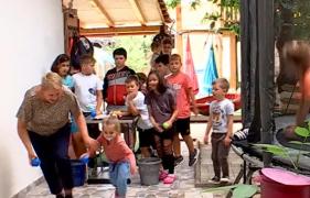 Doi soţi din Baia Mare şi-au transformat curtea în tabără. Prichindeii au renunţat la telefoane şi se bucură de jocuri creative