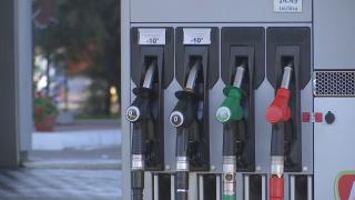 Petrolul s-a ieftinit, dar marile companii au o nouă scuză: aprecierea dolarului. Benzina a scăzut cu doar 4 bani