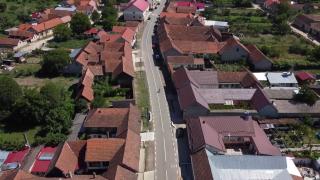 Localitatea executată silit de o firmă care i-a vândut lămpi la prețuri uriașe. Oamenii, lăsați și fără dispensar și farmacie