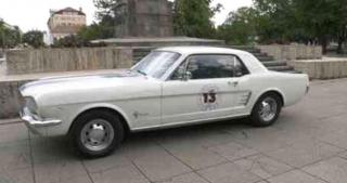 Un Ford Mustang, condus de Nicholas Cage şi Angelina Jolie, printre cele 40 de maşini de epocă prezente la raliul din Oradea