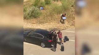 Turiști filmați în timp ce aruncă fără nicio jenă gunoaie cu tot cu lăzi frigorifice pe spațiul verde în Mamaia