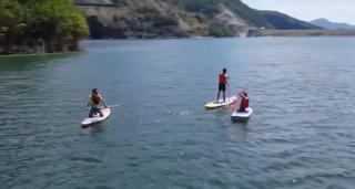 O nouă atracție pe lacul Siriu. Stand Up Paddle pentru cei care vor să fugă de caniculă