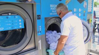 Românii îşi spală rufele în public. Pentru a face economie la curent, tot mai mulţi apelează la spălătoriile de tip self service. Care sunt preţurile