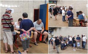 Recensământ la metrou. Românii stau la coadă în stații, pentru a completa formularul de recenzare