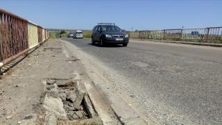 Podul de la Corbu, o bombă cu ceas. Șoferii îl traversează cu inima strânsă: "Se mişcă, se rupe în două. S-ar putea să cădem dacă ne oprim"