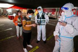 Autoritățile din China, forțate să își ceară scuze după ce au "spart" 80 de apartamente pentru a găsi persoane infectate cu Covid-19