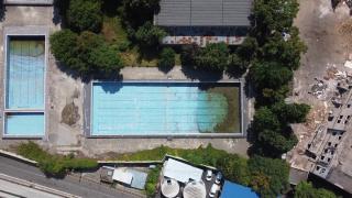 În ţara care se laudă cu medaliile lui David Popovici, trei bazine de înot zac nefolosite chiar în centrul Capitalei. Sunt în renovare de 15 ani