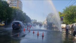 "Fântână arteziană" în mijlocul Constanţei: jetul de apă a atins 6 metri înălţime. Conducta spartă e veche de zeci de ani