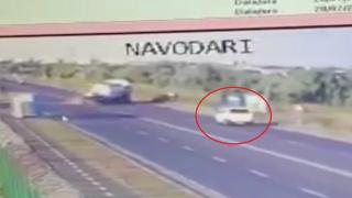 Accident mortal filmat la Năvodari. Momentul în care o mașină intră cu viteză într-o cisternă, surprins de camere