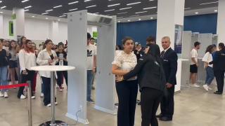 Control ca pe aeroport la admiterea la Drept. Candidaţii au trecut prin porţi antitero, pentru a evita fraudele din anii trecuţi