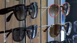 La ce trebuie să fim atenți când ne cumpărăm ochelari de soare. Ce avertismente ne dau specialiștii