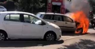 O mașină a luat foc în mers, în centrul Buzăului. Șoferul și pasagerul din dreapta au reușit să se salveze la timp