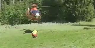 O turistă din Bucureşti s-a accidentat atât de rău în Masivul Ceahlău încât salvamontiştii nu au putut s-o mişte pentru a nu-i provoca un şoc. Elicopterul SMURD, ghidat cu fum