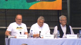 Tabără cu scandal la Tuşnad. Discursul critic al lui Viktor Orban, întrerupt de protestatari. A fost nevoie de SPP-iști pentru a-i scoate pe români din mulțime