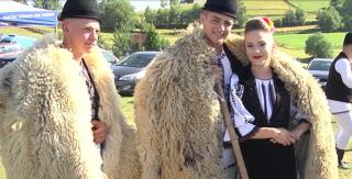 Festivalul Sus pe Muntele din Jina. Mii de oameni s-au îmbrăcat în haine de sărbatoare