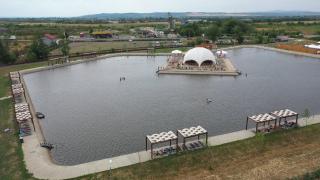 Cea mai mare piscină naturală din estul Europei se găseşte în România. Are 18.000 de metri pătrați şi este o oază de relaxare