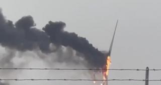 O turbină eoliană a luat foc după ce a fost lovită de fulger, în Texas. Pompierii nu au putut interveni din cauza înălţimii