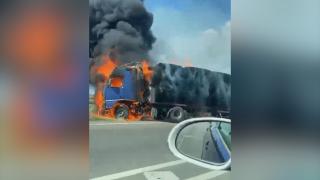 Un TIR încărcat cu baloţi s-a făcut scrum pe o şosea din Dolj