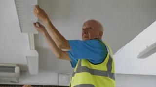 Forțați de creșterea explozivă a prețurilor, tot mai mulți pensionari britanici revin la muncă