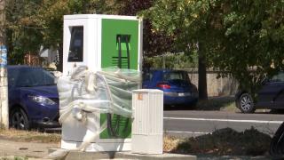 "Dorel este peste tot". Staţiile de încărcare pentru maşini electrice din Galaţi, inutilizabile. Muncitorii au aruncat cutiile în care se aflau codurile de activare