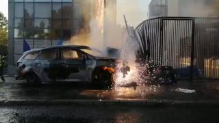 A scăpat de moarte ca prin minune. Un şofer din Cluj-Napoca s-a urcat beat la volan, a lovit o ţeavă de gaze şi maşina a luat foc