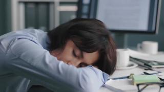 Soluţie inedită pentru angajaţii extenuaţi, ca să nu mai aţipească pe birou, la baie sau în metrou