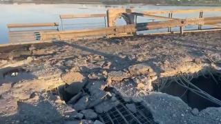 Reacţia ruşilor după ce ucrainenii susţin că au distrus cu HIMARS un pod cheie din Herson. Imaginile filmate după atac