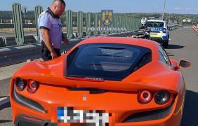 Şofer prins când gonea cu un bolid Ferrari pe autostradă. Depăşise cu 100 de kilometri limita de viteză