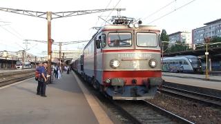 Haos pe calea ferată, din cauza vremii. Vagoane transformate în cuptoare, şine blocate din cauza copacilor doborâţi de furtuni