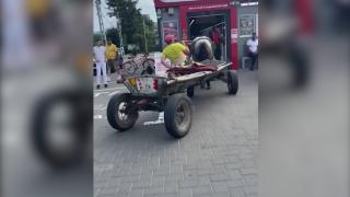 "Tot nu vine poliţia?". Un paznic din Suceava a intrat cu calul şi căruţa în supermarketul la care lucra