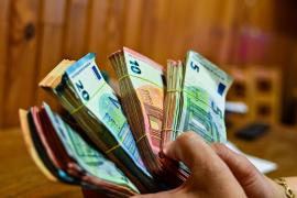 Sute de români păcăliţi prin "metoda Candy". Cum au rămas fără zeci de mii de euro: "Am investit 2.000 de euro în comori"