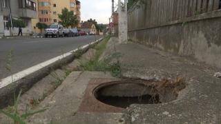 Cum a căzut o fetiţă de 12 ani, cu un bebeluş în braţe, într-o gură de canalizare. N-a dat drumul în niciun moment bebeluşului din braţe