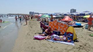 Prima săptămână în care staţiunea Mamaia este iar plină. Cât au ajuns să coste parcarea şi şezlongurile după revolta turiştilor