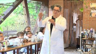 Profesorul care reuşeşte să-i atragă pe copii spre tainele ştiinţei. "La şcoală nu sunt as, dar domnu' Tiberiu m-a învăţat foarte multe"