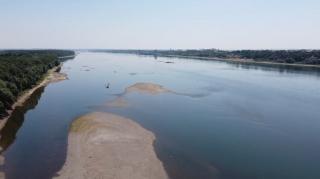 Situaţie fără precedent în ultimii 70 de ani. Au apărut insule întregi pe Dunăre: fluviul a scăzut chiar şi cu 7 centimetri într-o singură zi