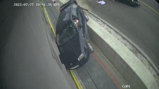 Mașina unei șoferițe, izbită și aruncată pe trotuar, în peretele unei case, peste țeava de gaz. Accident în Dej, filmat de camere