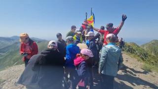 Vârful Moldoveanu, cucerit de un grup de copii după o expediţie dificilă. "Cine a ajuns până aici e un învingător"