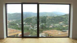 Braşov, oraşul preferat al celor care vor o locuinţă de vacanţă. Cât costă apartamentul cu două etaje şi vedere la centrul istoric