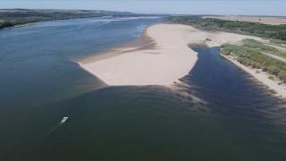 Imagini din dronă cu Dunărea, care seacă văzând cu ochii. Poliţia de Frontieră şi navigatorii, afectați de debitul tot mai mic