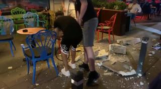 Groază pe o terasă din Capitală. Bucăți de beton desprinse din faţada unei clădiri s-au prăbușit la doar câţiva metri de mese
