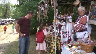 Târg cu tradiţie la Muzeul Satului Bucovinean. Invitat a fost şi Chef Cătălin Scărlătescu, care şi-a etalat măiestria cu bucatele sale renumite