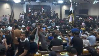 Mii de protestatari au dărâmat barierele de beton ale „zonei verzi” şi au intrat cu forța în Parlamentul Irakului