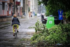 România, sub potop: Localităţi măturate de ape, turişti blocaţi în staţiuni, străzi inundate şi acoperişuri puse la pământ