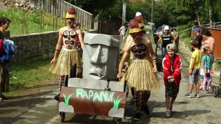 Cele mai "trăsnite" vehicule, în cursa de la Cozmeni. Oamenii au adunat ce aveau prin case pentru a construi "bolidul" perfect