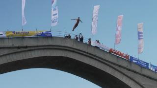 Concursul anual de sărituri, din oraşul bosniac Mostar: Participanţii au sărit de pe un pod vechi, din secolul 16