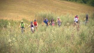 Aventură pe două roţi în inima Transilvaniei. Turiştii se declară fascinaţi de privelişte: "Te conectezi cu natura, uiţi de tot ce laşi acasă"