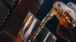 Modificări fiscale de la 1 august: preţuri mărite la ţigări şi alcool, impozit crescut la jocurile de noroc şi taxe mai mari pentru contractele part-time