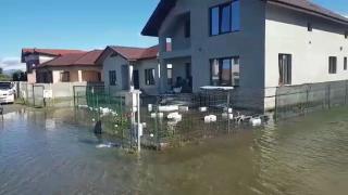 O conductă de apă, veche de mai bine de 50 de ani, a făcut prăpăd în Târgul Jiu. Zeci de locuințe au fost inundate